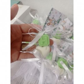 10 lembrancinhas de maternidade sabonete formato corao e letra verde e branco