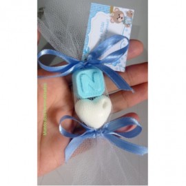 10 lembrancinhas de maternidade sabonete formato corao e letra azul e branco